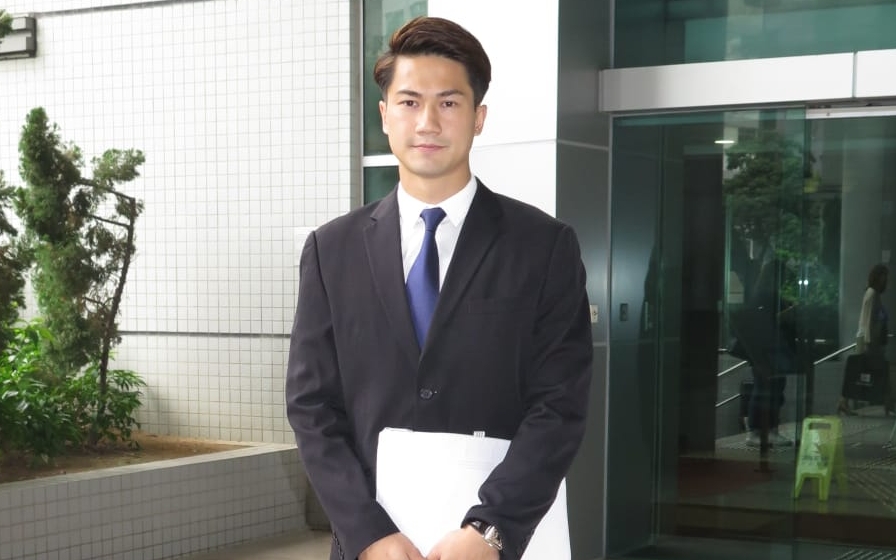郭子豪穿黑色西裝抵法院等候判決。