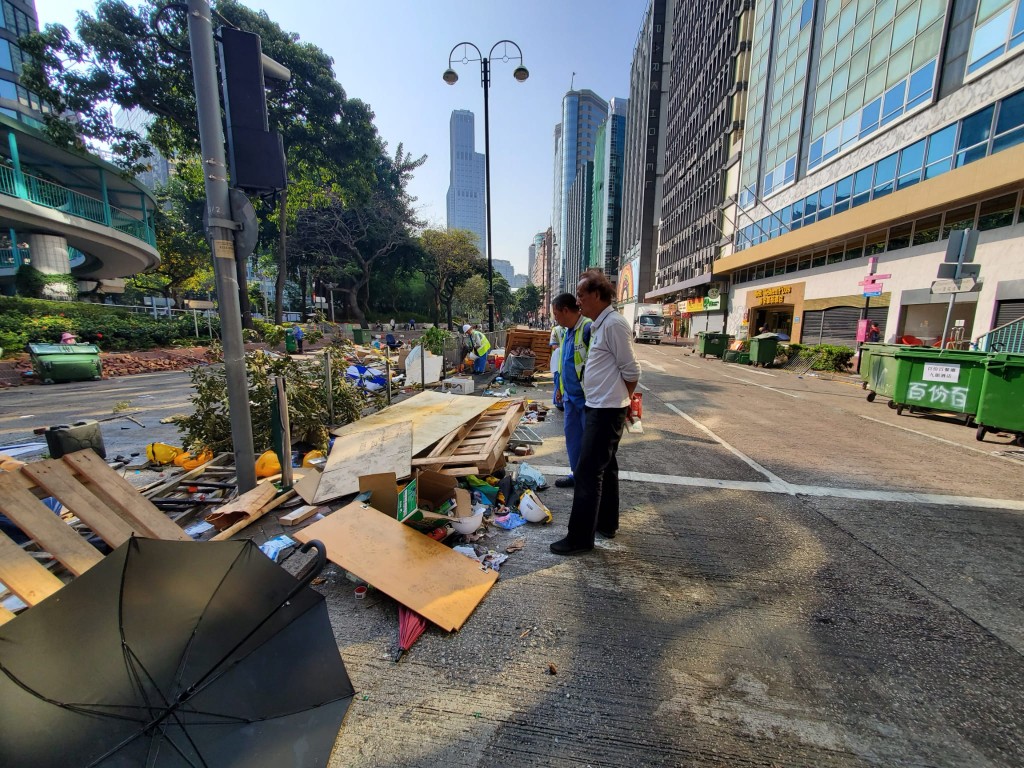 清潔工理路上的雜物。梁國峰攝