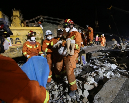 救援人員在廢墟中救出一對母子。目前，這對母子已被送往醫院進行救治。（新華社）