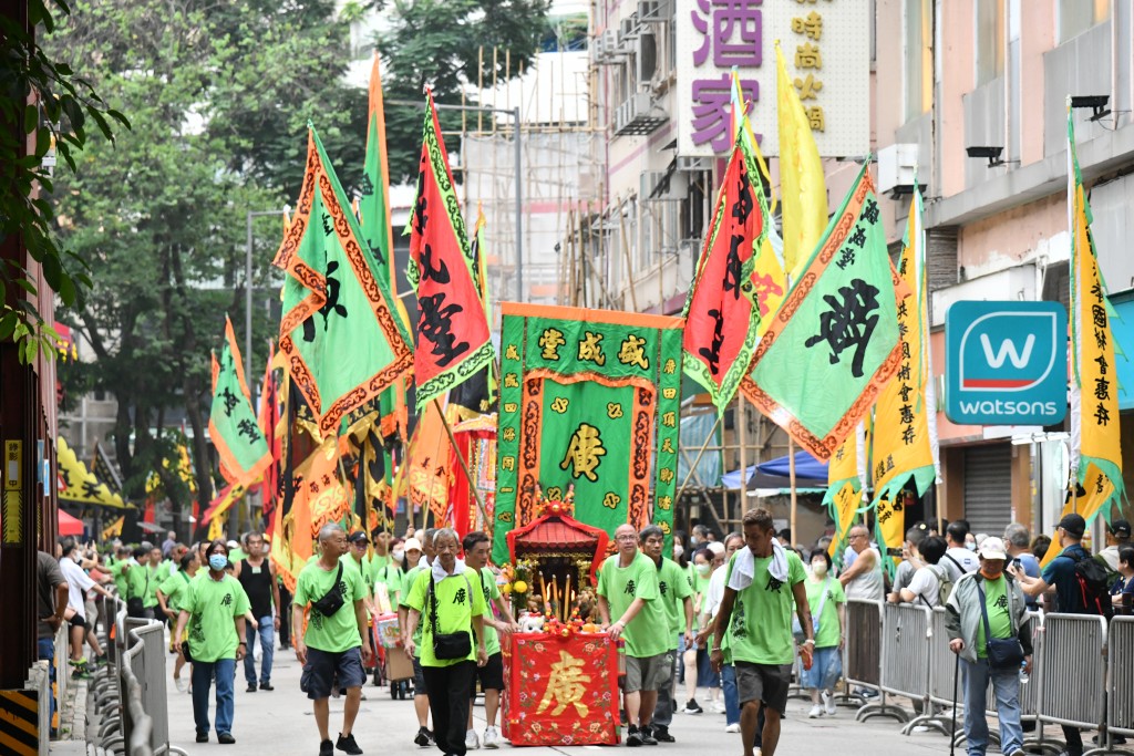 今早筲箕灣有一系列的活動，不同舞獅隊在街上表演。禇樂琪攝