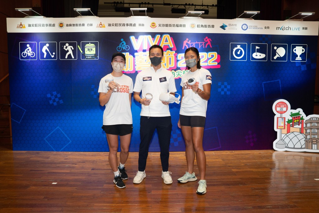 香港棍网球女子队成员许嘉希(右)和林颖怡(左)，以及香港空手道运动员李振豪(中)首次试玩虚拟乒乓球。公关提供图片