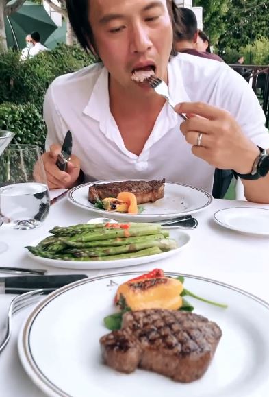 安志杰食完呢啖牛發出讚嘆之聲。