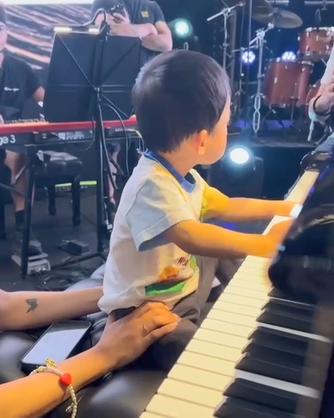  Asher很喜歡彈琴。
