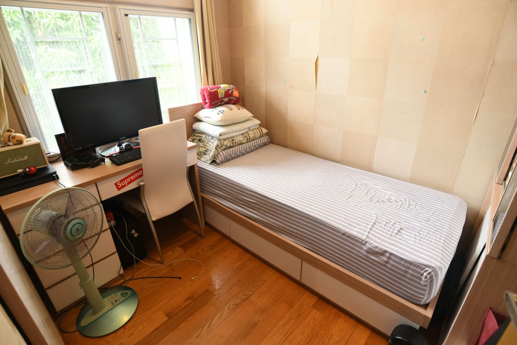 睡房在擺放睡牀後,仍有空間擺放書枱。