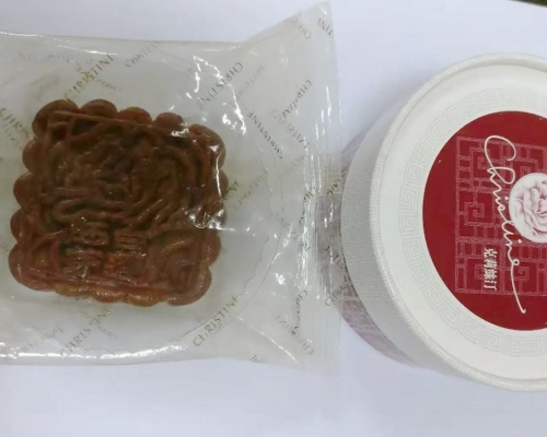 老伯翻出10年前的月餅，發現竟沒有發霉。（網圖）
