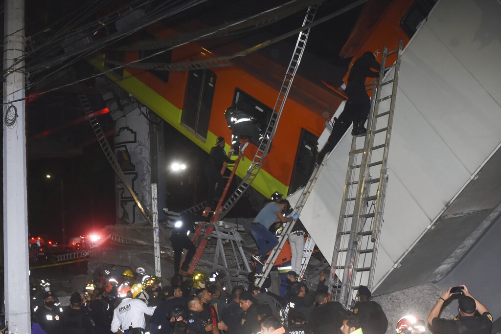 墨西哥城橋樑倒塌導致地鐵墮下。AP圖片