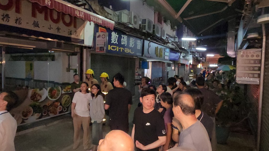 現場一度有過百名住客疏散至地面安全地方暫避。黎志偉攝 現場一度有過百名住客疏散至地面安全地方暫避。黎志偉攝
