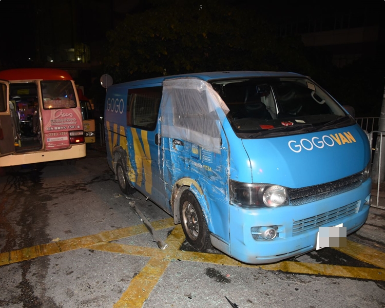 另一輕型貨車停泊路旁亦被波及。丁志雄攝