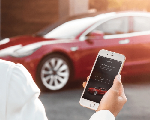Tesla車主可以把手機應用程式當成解鎖和啟動汽車的鑰匙。 （網上圖片）