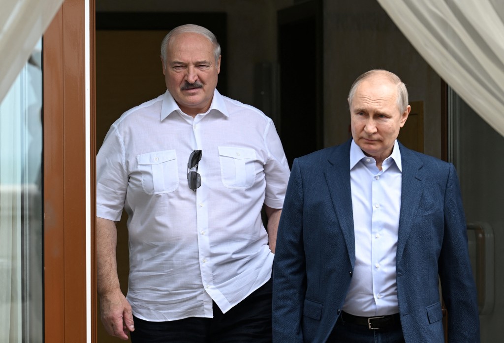 白俄罗斯总统卢卡申科当天21时同俄罗斯总统普京通电话。