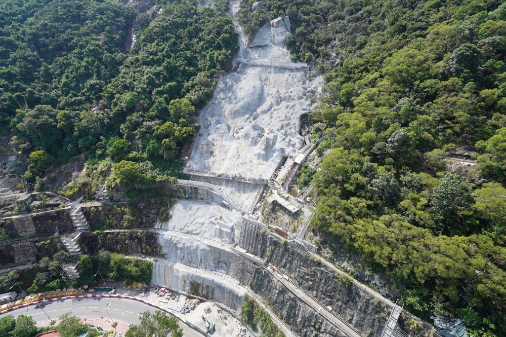 耀興道受損山坡範圍面積近6000平方米，山坡最高處達100米，位置太高無法按傳統做法使用重型機械施工加固。葉偉豪攝