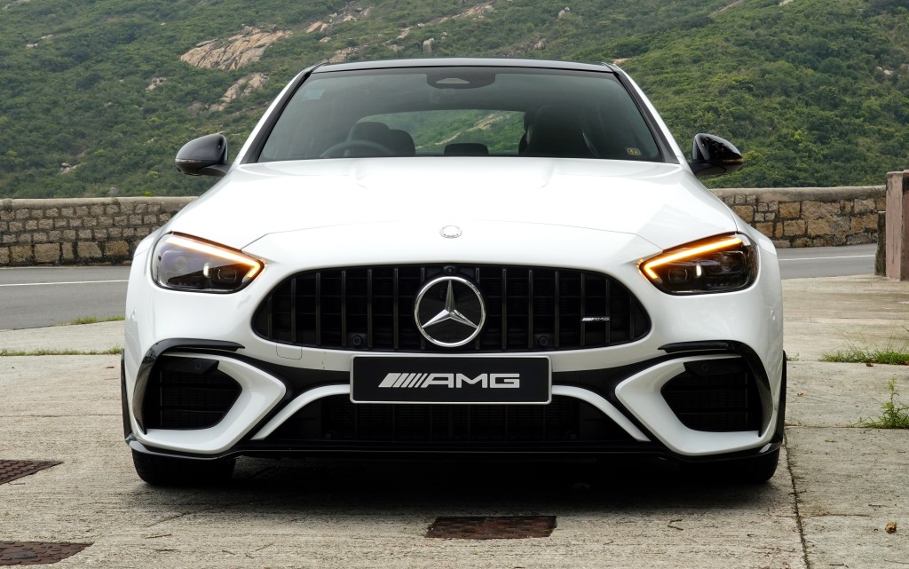 平治Mercedes-AMG C63 S E-Performance採用AMG直栅式亮黑色鬼面罩、高性能LED頭燈組。