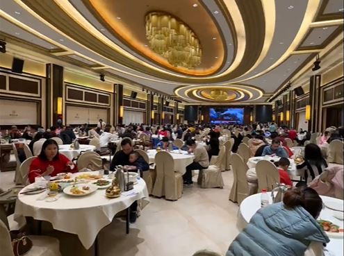 網民在順德一家知名餐廳吃了當地特色的順德魚生，現場所見幾乎每枱客人都是吃魚生。（圖片來源：小紅書@RING）