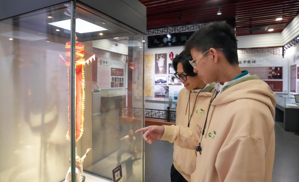 Customs YES會員在非物質文化展示館入面,欣賞多項傳統工藝。香港海關FB圖片 Customs YES會員在非物質文化展示館入面,欣賞多項傳統工藝。香港海關FB圖片