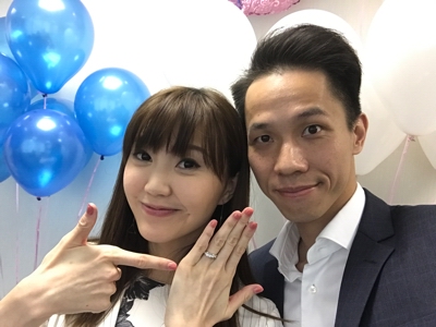 2017年Jinny與Alex註冊。
