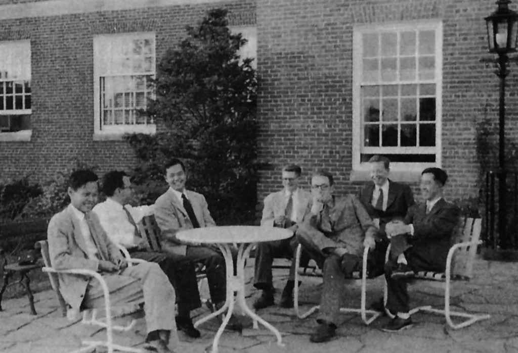 1952年秋楊振寧等物理學家於普林斯頓高等研究院 (左起:楊振寧、派斯、李政道、斯諾、愛德華茲、沃德、南部陽一郎) 1952年秋楊振寧等物理學家於普林斯頓高等研究院 (左起:楊振寧、派斯、李政道、斯諾、愛德華茲、沃德、南部陽一郎)