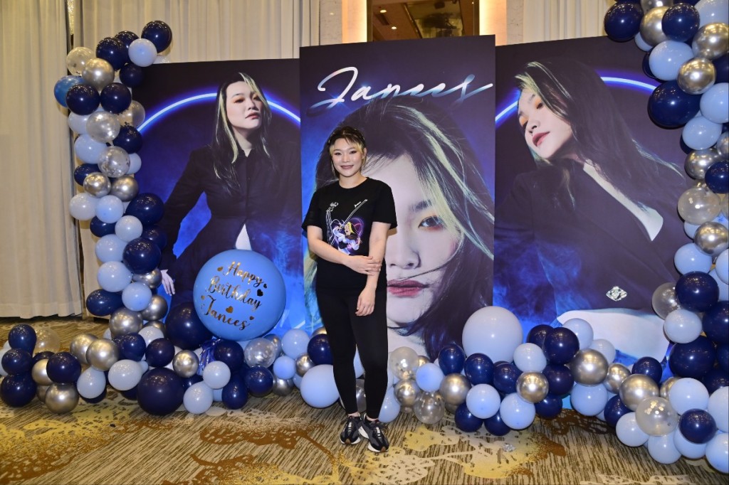今晚Janees的歌迷會「姸究生」在九龍灣筵開35席幫她提早慶祝。