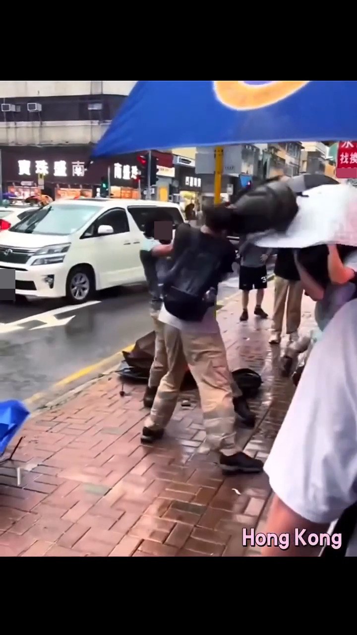 男子背囊當流星錘亂舞連環圖(十三)。fb截圖 男子背囊當流星錘亂舞連環圖(十三)。fb截圖