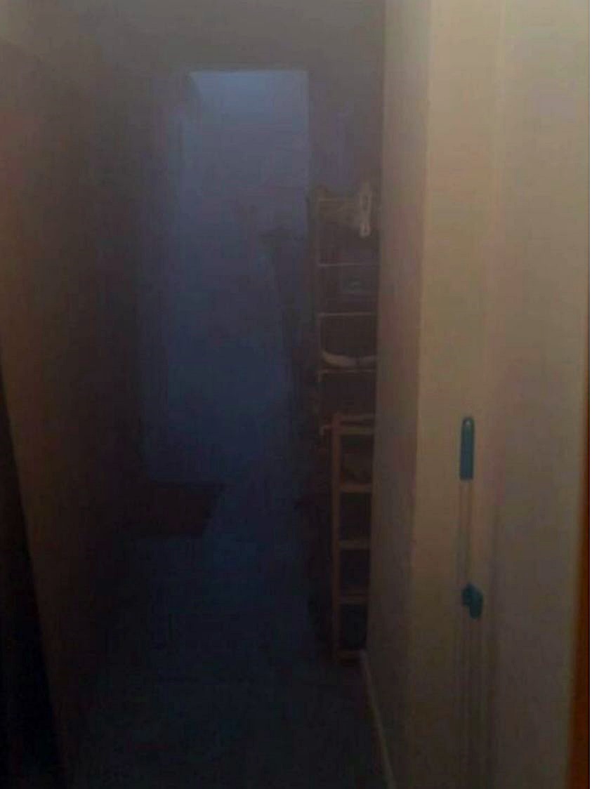 走廊充斥濃煙。小紅書