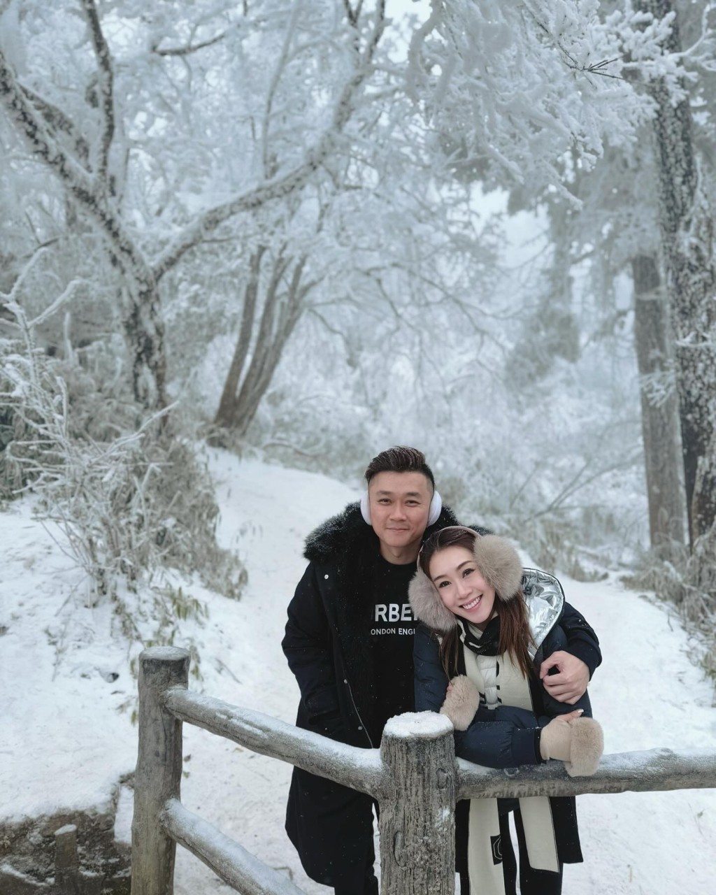 黃心妙一家去了峨嵋山遊玩，四周都是白茫茫的雪景。