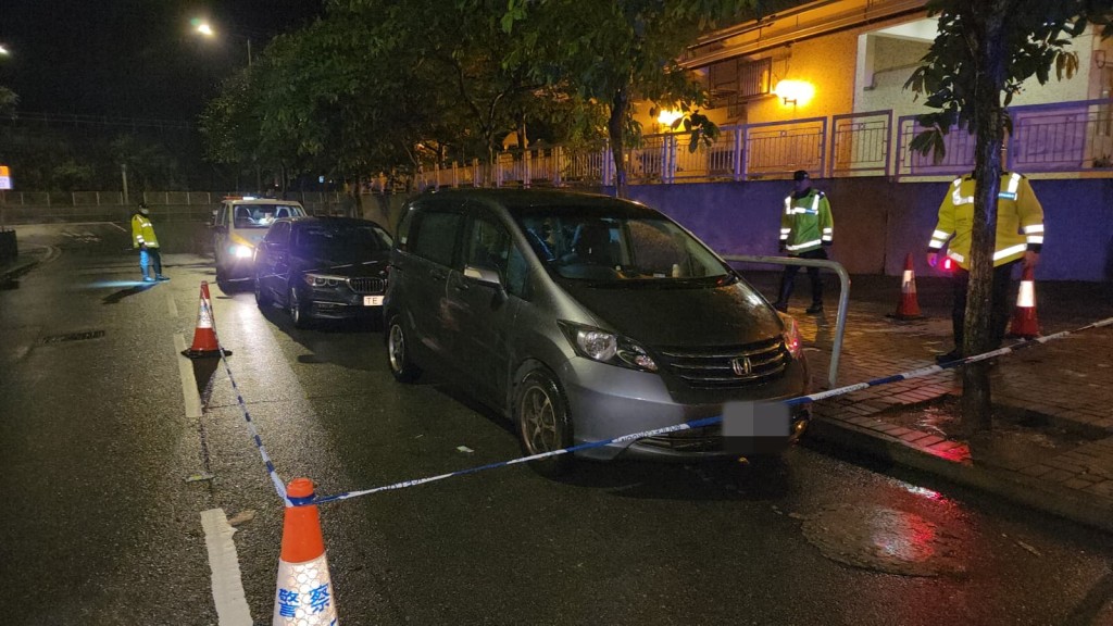 警員在車上檢獲少量懷疑大麻精油及大麻草,另檢獲約一萬多元現金。黎志偉攝 警員在車上檢獲少量懷疑大麻精油及大麻草,另檢獲約一萬多元現金。黎志偉攝