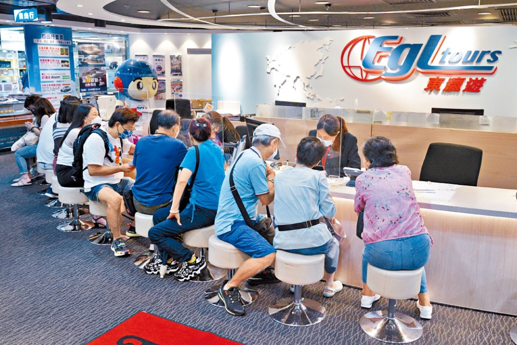 不少市民到東瀛遊分店，查詢報團事宜。