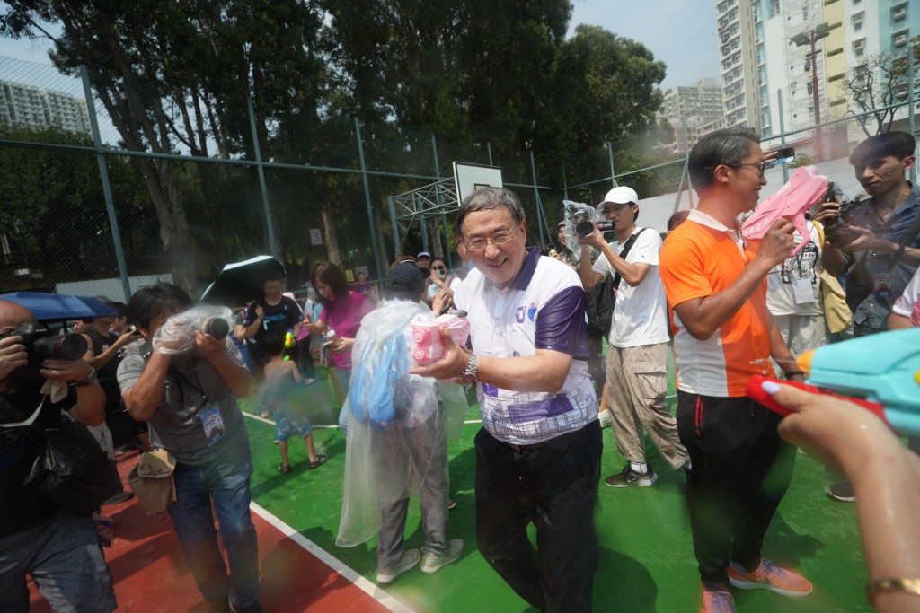 九龙城区议员张景勋表示昨日到场时见到效果不错，笑言「局长司长都有一齐落场泼水、玩水」。刘骏轩摄