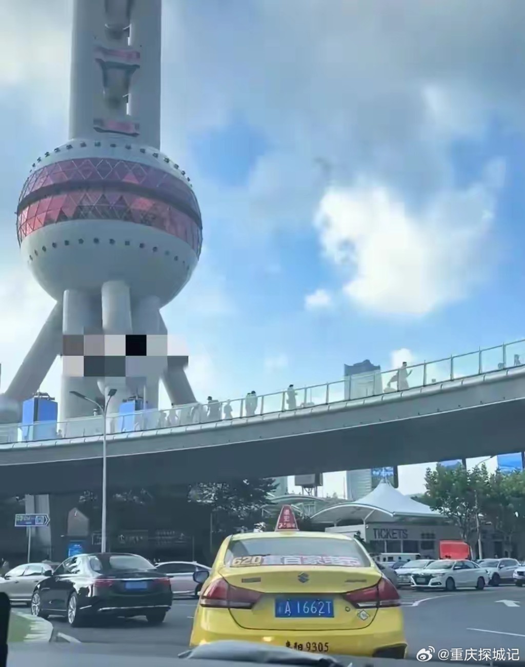 重庆的士出现上海街头，让网民惊讶。(微博)