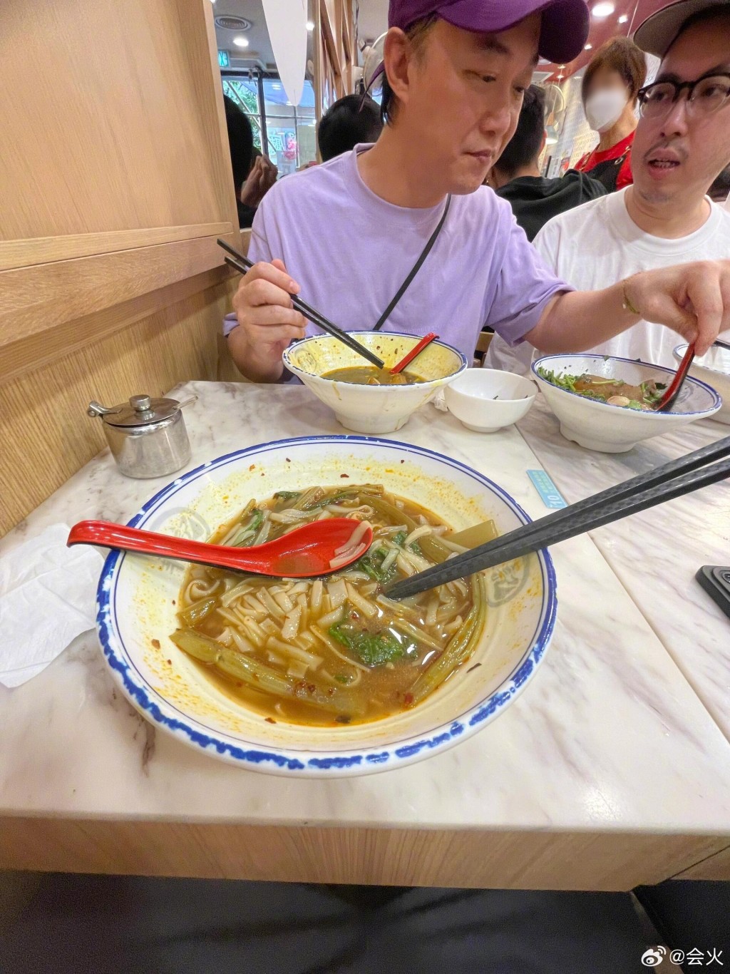 陳奕迅好為食，自己一碗仲要食埋朋友的一份。