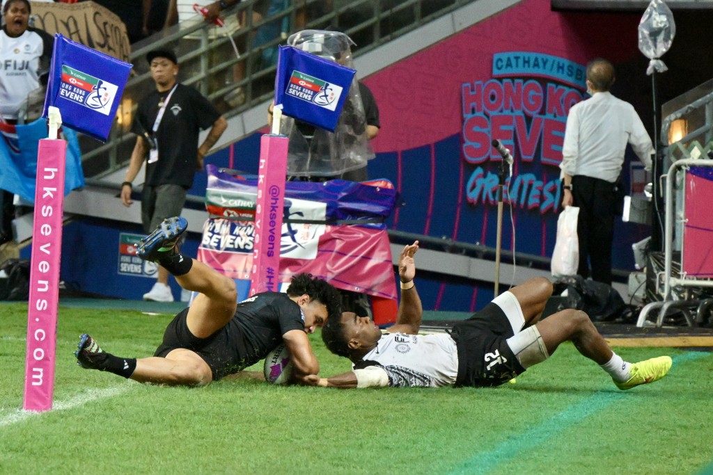 銀盃賽焦點，新西蘭(黑衫)贏斐濟入4強。 蘇正謙攝