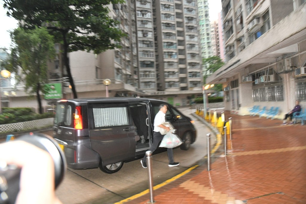 胡志偉由警方私家車接回家。