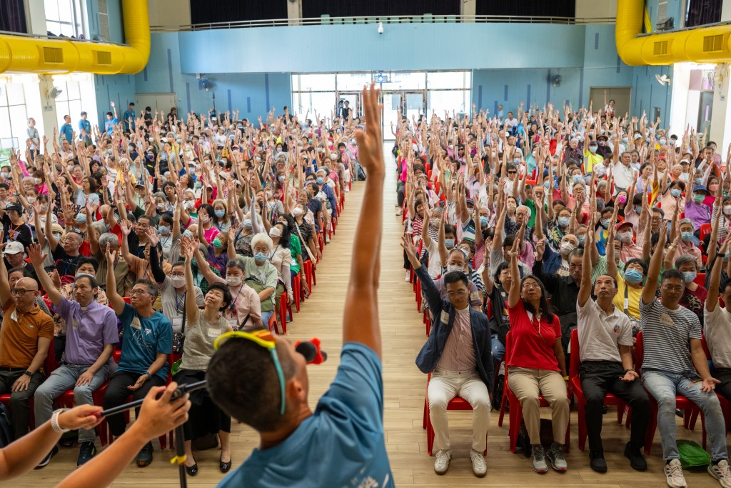 YMCA的「静观动乐」运动计划宣布启动，教练潘永成(背向镜头)即场教授长者如何接受静观慢运动训练。(受访者提供)