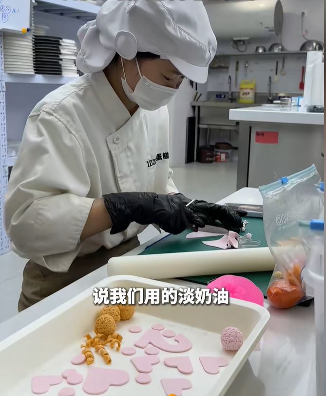 长沙一间蛋糕店被顾客质疑卫生有问题，遭市监局检查后反成最佳宣传。“你好12315”