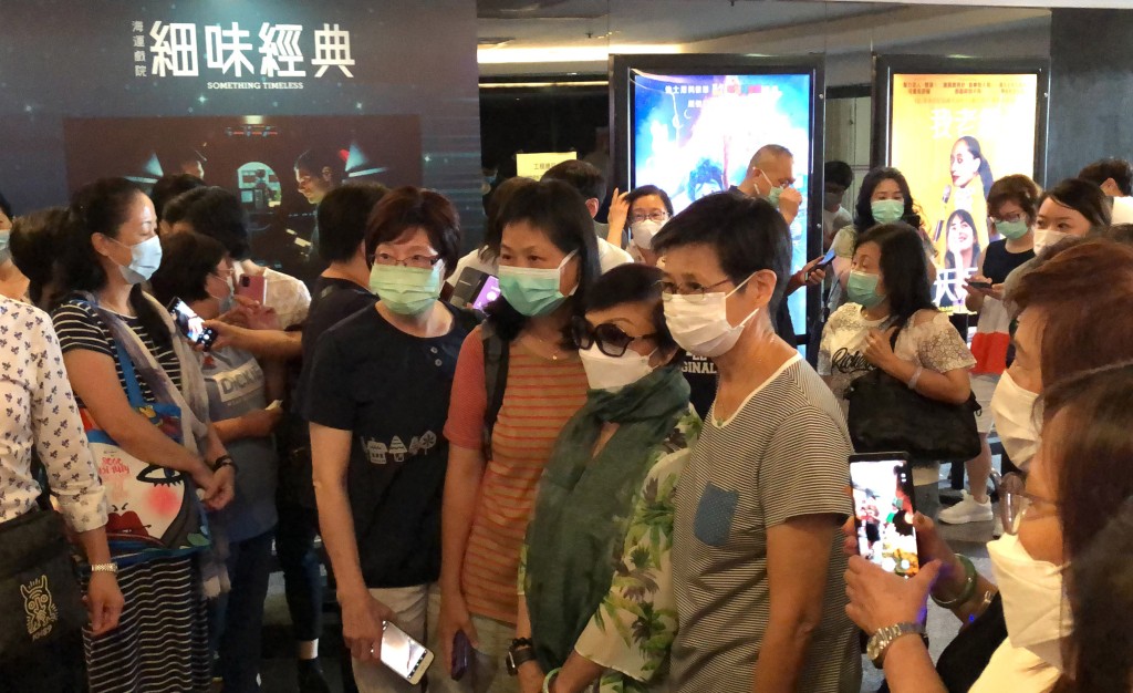 個個爭住同阿嗲影相留念。