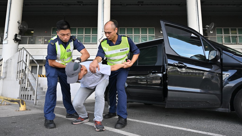 海關人員把一名懷疑與恐怖活動有關的輕型貨車司機制服。政府新聞處