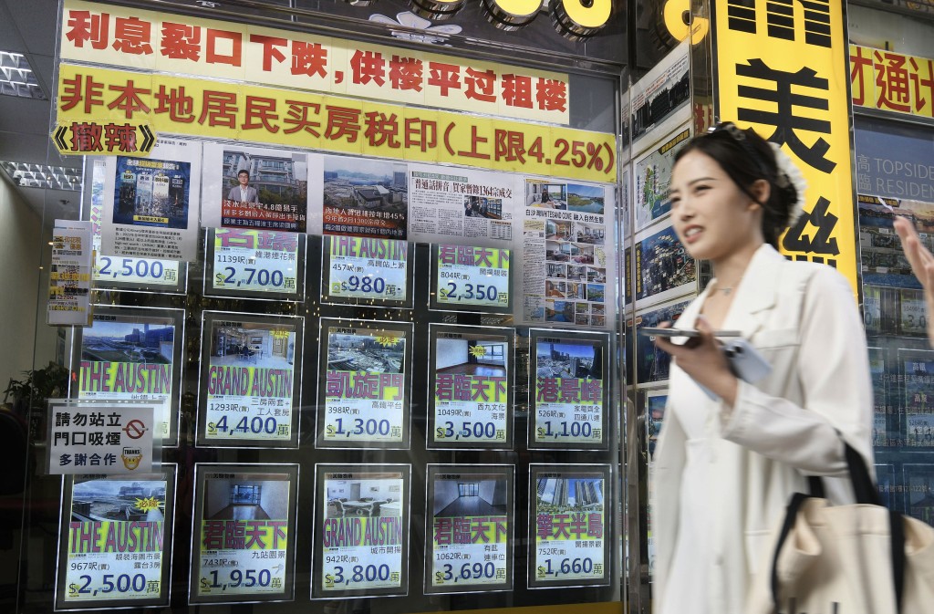 今年《施政報告》諮詢,多個政黨均建議放寬投資移民買樓門檻,其中民建聯提出將5000萬元的住宅物業門檻,降至3000萬元。 今年《施政報告》諮詢,多個政黨均建議放寬投資移民買樓門檻,其中民建聯提出將5000萬元的住宅物業門檻,降至3000萬元。