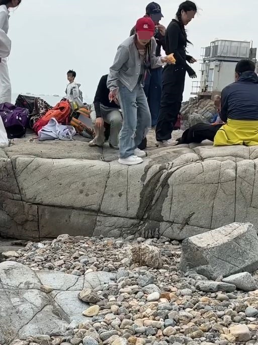 女網民拍下內地遊客在鶴咀行山時吐痰、吐果核及亂拋垃圾。Threads影片截圖