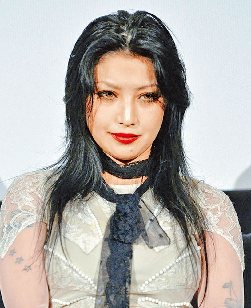 曾一度引退的鬼束千寻，复出后以浓妆摇滚打扮示人。