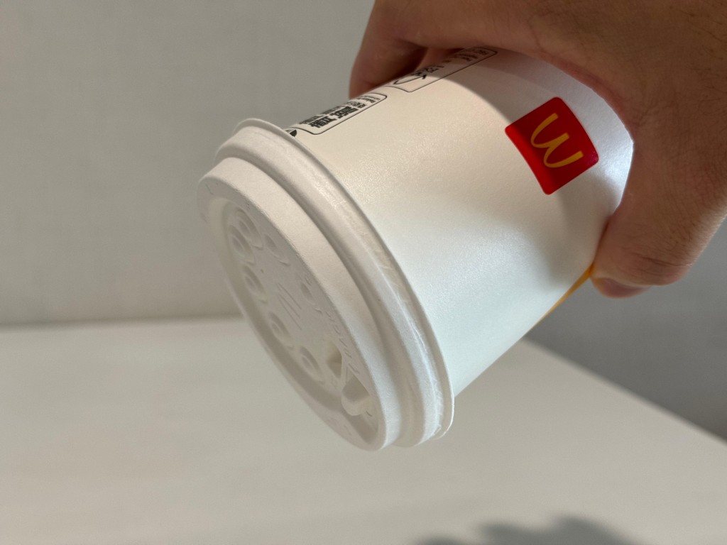 《星島頭條》網記者早前到位於金鐘海富的麥當勞，發現已轉用紙杯蓋。