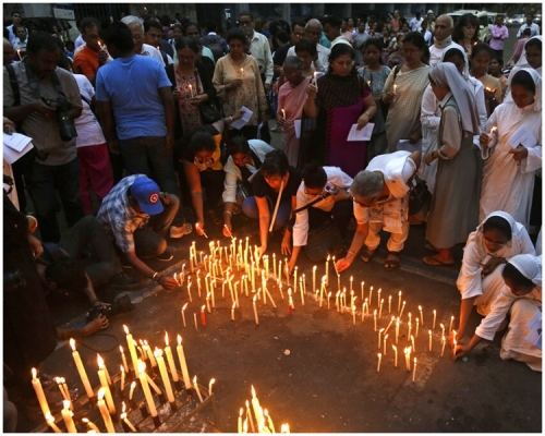 恐袭造成至少320人死亡。AP