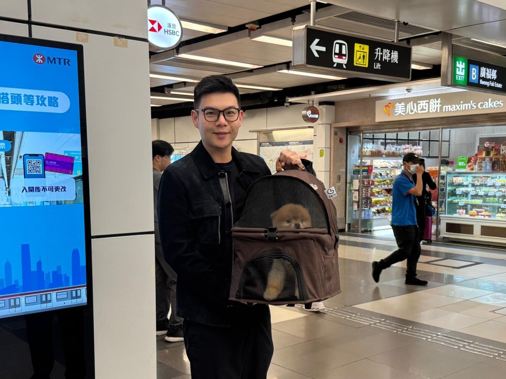谭镇国亦带同家中小狗乘搭港铁。