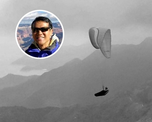 香港滑翔傘協會上載一張鍾旭華玩滑翔傘的黑白照作悼念。