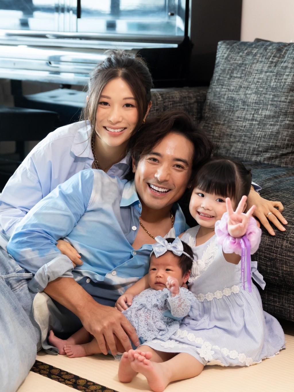  2歲大女林明升呢做「家姐」，對著鏡頭興奮比手勢賣萌。