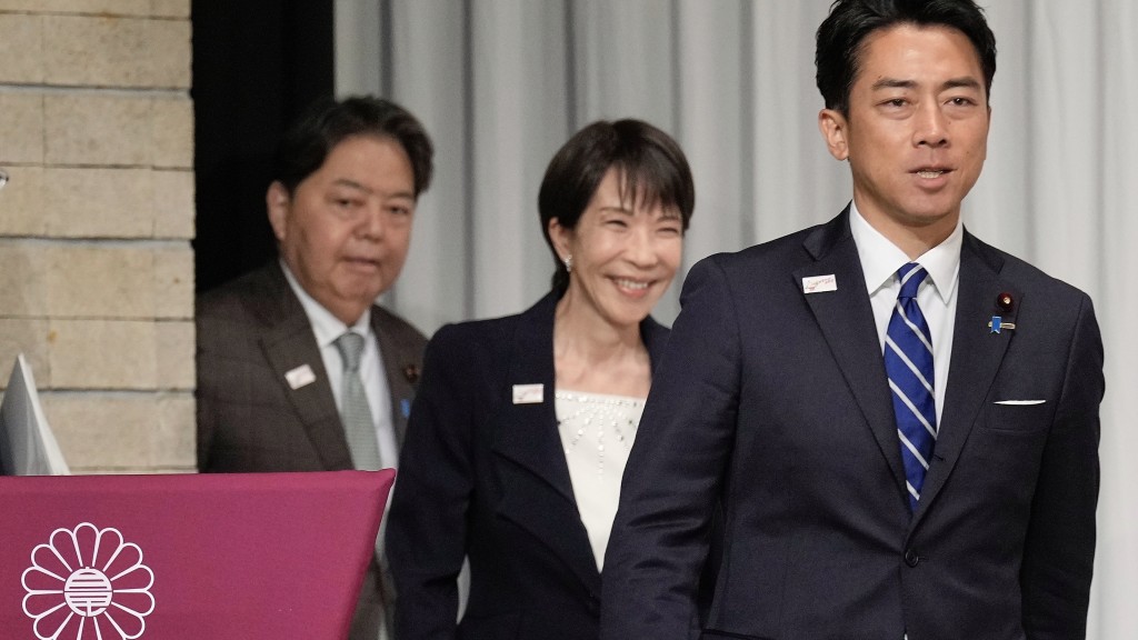 （左起）林芳正、高市早苗和小泉進次郎在自民黨總部見記者。 美聯社