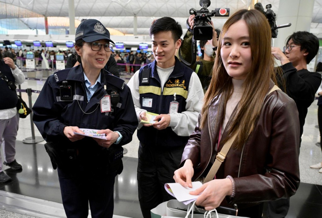 警方夥入境處員工於機場向出發往柬埔寨、泰國等東南亞國家旅客派防騙傳單。蘇正謙攝