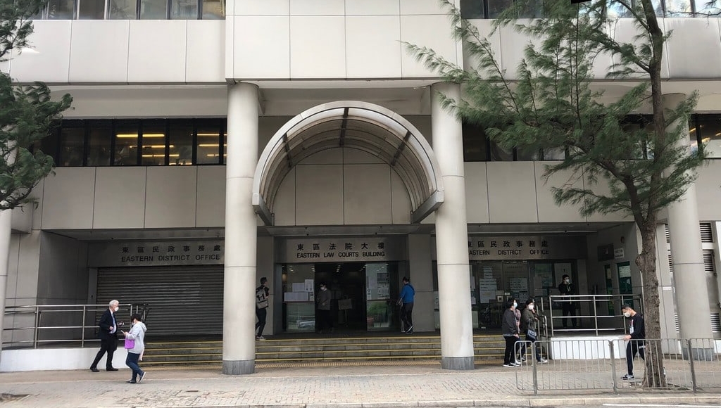 被告今日在東區裁判法院承認控罪。