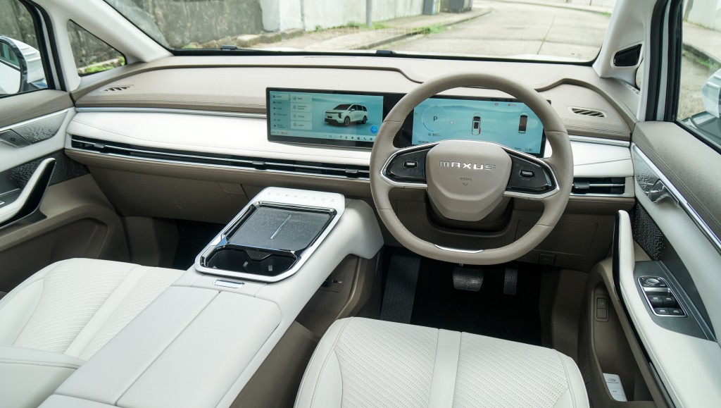 上汽大通MAXUS MIFA 7電動七人車試駕，長近3米軸距賦予新車寬敞實用內廂空間，裝潢時尚高雅。