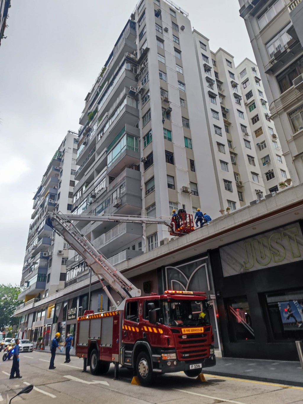 消防將遺體移送至地面。