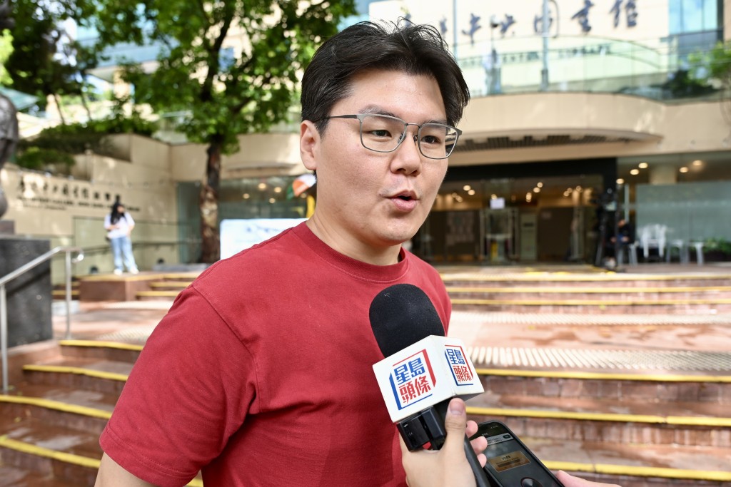 選民張先生表示,投票安排不錯,投票時間迅速可以在約兩至三分鐘內完成。劉駿軒攝 選民張先生表示,投票安排不錯,投票時間迅速可以在約兩至三分鐘內完成。劉駿軒攝