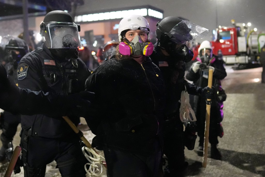 是次爭議之所以迅速升溫,部分原因與近期美國明尼阿波利斯發生的致命槍擊案有關。美聯社 是次爭議之所以迅速升溫,部分原因與近期美國明尼阿波利斯發生的致命槍擊案有關。美聯社